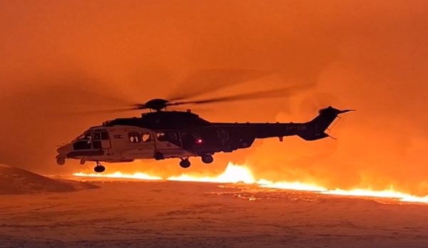레이캬비크 남서부에 위치한 그린다비크(Grindavik) 인근지역 화산폭발로 헬기가 폭발 지역을 촬영하고있다. 사진: 아이슬란드 공영방송 RUV 캡처