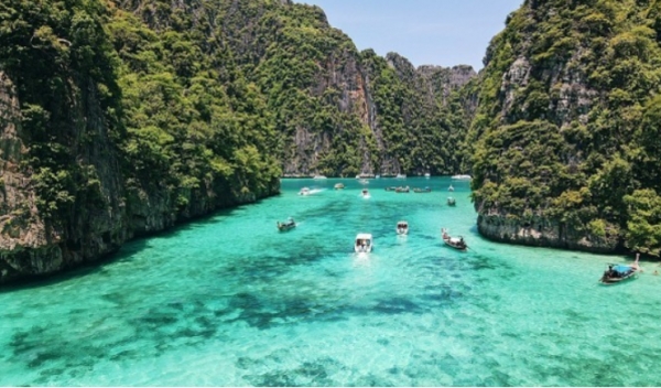태국의 대표적 휴양지인 에메랄드빛 물색깔의 푸켓섬 피레 라군(Phi Leh Lagoon) 만. 사진=유튜브캡처