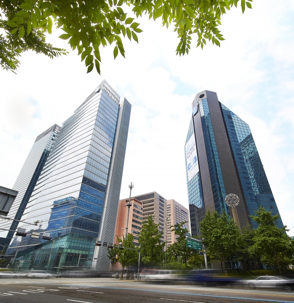 서울시 중구 을지로의 IBK기업은행 본점(오른쪽)과 IBK파이낸스타워. 자료 제공=IBK기업은행
