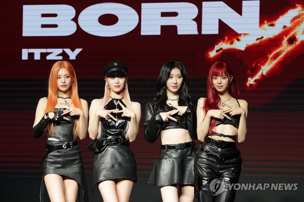 그룹 있지(ITZY)가 새 앨범 'BORN TO BE' 발매 기념 프레스 쇼케이스에서 포즈를 취하고 있다. 사진=연합뉴스