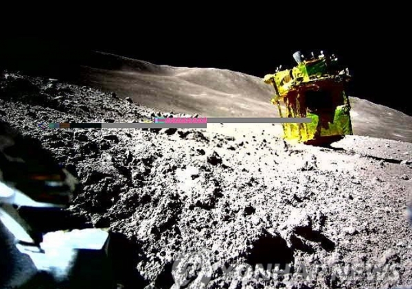일본 우주항공연구개발기구(JAXA)는 25일 기자회견에서 탐사선 '슬림'의 달 착륙과 관련해 "착륙 목표 지점으로부터 55ｍ 정도 위치에 착륙한 것으로 추정된다"고 밝혔다. 사진=연합