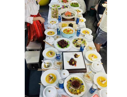개인의 취향에 적합한 음식을 방문하여 제공하는 ‘방문 주방 서비스’의 인기가 중국에서 높아지고 있다. 사진=유튜브 캡처