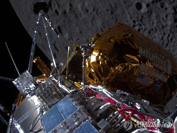 미 우주기업 인튜이티브 머신스는 자사의 달 탐사선 '오디세우스'(노바-C)가 미 중부시간 기준 22일(현지시간) 오후 5시 24분께 달 남극 근처의 분화구 '말라퍼트 A' 지점에 착륙하는 데 성공했다고 발표했다. 사진=로이터/연합