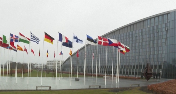 벨기에 수도 브뤼셀에 위치한 나토(NATO)본부 전경. 지난해 4월 나토에 가입한 핀란드를 포함한 나토 회원국의 국기가 휘날리고 있다. 사진=스웨덴 공영방송 SVT 캡처