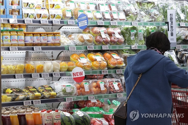 서울 한 대형마트에서 시민이 과일을 고르고 있다. 사진=연합뉴스