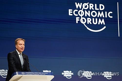 WEF 총재, 글로벌 경제대책 시급···10년간 저성장 직면 우려