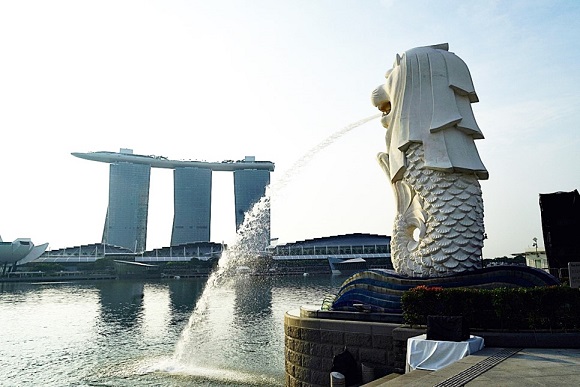 싱가포르 마스코트 멀라이언과 마리나베이샌즈 전경 [사진=싱거포르 관광청 블로그]