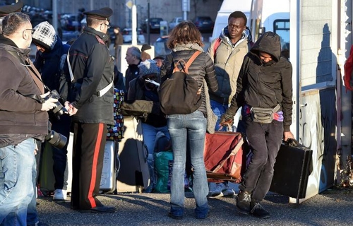 지중해를 건너 이탈리아에 도착한 아프리카 불법이민자들. 목숨을 건 이민 길이었지만, 유럽국가들은 불법체류자들의 수용을 꺼리고 있다. 사진=ANSA통신·연합뉴스