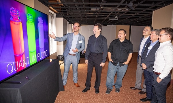11일(현지시간) 미국 뉴욕에서 열린 '8K 디스플레이 서밋'에서 업계 전문가들이 삼성 QLED 8K TV를 체험하고 있다. 사진제공=삼성전자