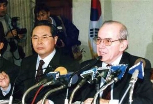 1997년 12월 3일 미셸 캉드시 IMF총재(오른쪽)와 임창렬 당시 경제부총리(왼쪽)가 구제금융 협상을 타결하고 기자회견하고 있다. 사진= 연합뉴스