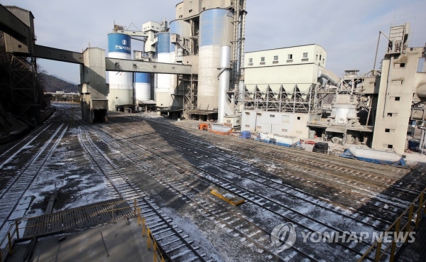 시멘트 업계는 19일 일본산 석탄재를 대신할 대체재를 마련하겠다고 밝혔다. 사진=연합뉴스