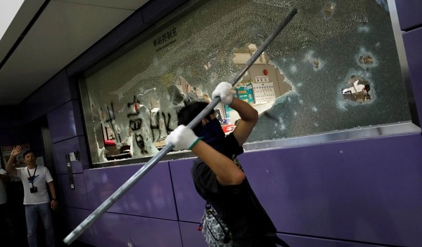 홍콩 시위대가 퉁청역 중앙제어실 유리벽을 파괴하고 있다. 사진=연합뉴스