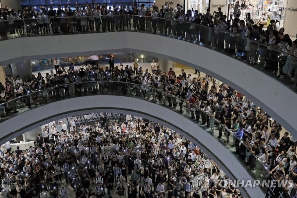 홍콩 시민들은 지난 12일 시내 대형 쇼핑몰 IFC에 모여 핸드폰 불빛을 동시에 켠 후  최근 홍콩 저항 운동의 상징으로 떠오른 노래 '홍콩에 영광을'(Glory to Hong Kong)을 합창했다. 사진=연합뉴스.