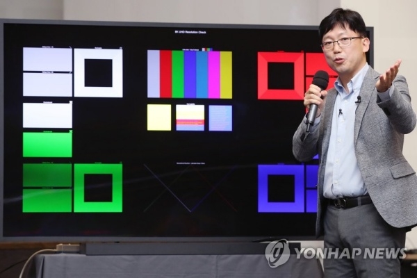 용석우 삼성전자 영상디스플레이사업부 개발팀 상무가 17일 삼성 QLED 8K TV 우수성에 대해 설명하고 있다. 사진=연합뉴스
