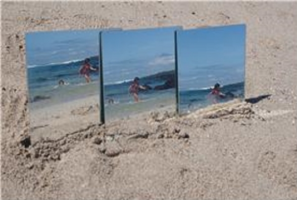 남영주作 '갈라파고스'는 거울을 순차적으로 배치함으로써 아이가 바다에서 모래사장으로 나오는 것처럼 동작의 흐름 즉 시간의 흔적을 보여준다. 사진=갤러리브레송.