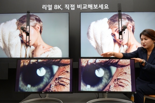 LG전자 직원이 자사 올레드 TV와 삼성 QLED TV의 해상도 차이를 설명하고 있다. 사진제공=LG전자