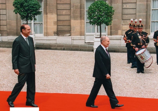 1995년 5월15일. 엘리제궁에 입성한 프랑스 제17대 대통령(5공화국 다섯번째 대통령) 자크 시라크(왼쪽)가 떠나는 전임자 프랑수와 미테랑 전 대통령을 배웅하고 있다. 사진=AFP/연합뉴스.