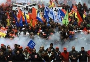 자크 시라크 대통령 취임 4개월여만인 1995년 9월 공공기관 노조원들이 속한 프랑스 3대 산별노조는 40일이 넘는 프랑스 역사상 최장기간 대규모 파업에 돌입했었다.
