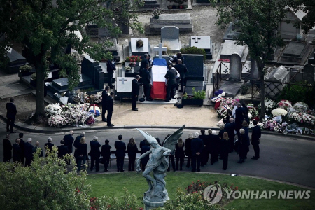 자크 시라크 프랑스 전 대통령은 지난달 30일(현지시간) 파리 남쪽 몽빠르나스 묘지에 안장됐다. 국장으로 장례식을 마친 후 가족장으로 조촐하게 치뤄진 안장식 모습. 사진=AFP/연합뉴스.