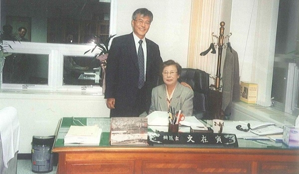 문재인 대통령이 변호사 시절 어머니 강 여사와 함께 찍은 사진. 사진=문재인 대통령 공식 블로그