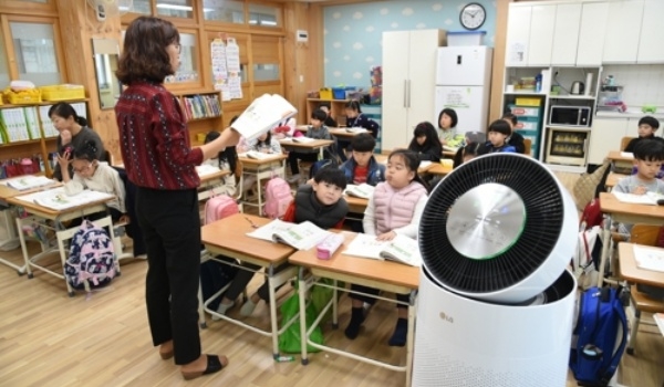 LG가 지원한 공기청정기가 설치된 경기 파주시 문산동초등학교 1학년 교실. 사진제공=LG