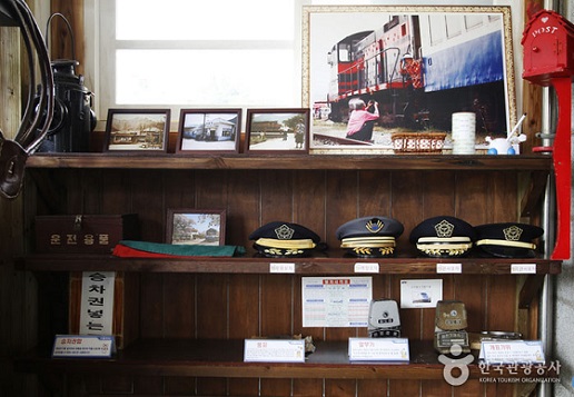 옛 역사 사진과 모자, 소품들이 진열되어 있는 역사.사진=한국관광공사