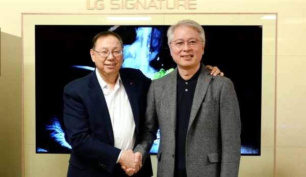 조성진 LG전자 부회장(왼쪽)과 새 CEO에 선임된 권봉석 LG전자 사장이 악수하고 있다. 사진제공=LG전자