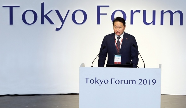 최태원 SK그룹 회장은 6일 일본 도쿄대에서 열린 ‘도쿄 포럼 2019’에서 연설하고 잇다. 사진제공=SK