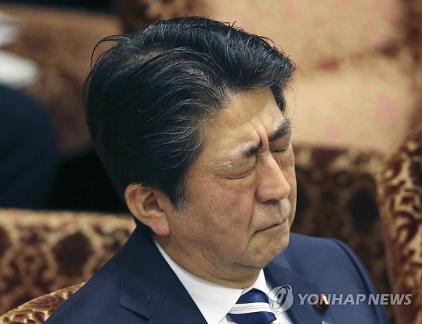 아베신조(安倍晋三) 일본 총리의 지지율이 처음으로 50%를 하회했다. 사진=연합뉴스