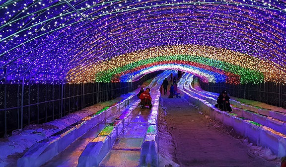 은하수 별빛이 수놓여진 터널에서 얼음 봅슬레이를 즐기는 광광객들. 사진=한국관광공사