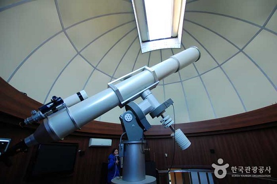 주관측실에 설치된 국내 최대 굴절망원경. 사진=한국관광공사