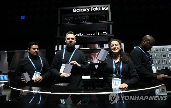'CES 2020' 개막 하루 전 삼성전자 사전 부스 투어에서 직원들이 갤럭시 폴드 5G를 소개하고 있다. 사진=연합뉴스