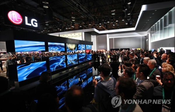 'CES 2020'을 찾은 관람객들이 LG전자의 롤러블 TV 'LG 시그니처 올레드 R'을 살펴보고 있다. 사진=연합뉴스