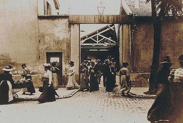 최초의 영화로 알려진 프랑스에서 1895년 제작된  리옹의 뤼미에르공장을 나서는 노동자들(Sortie de l'usine Lumière de Lyon)의 한 장면. 사진출처=IMdb.