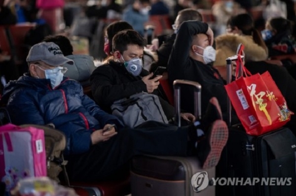 신종 코로나바이러스가 전세계적으로 빠르게 확산되고 있는 가운데 중국 공항에서 시민들이 마스크를 착용하고 있다. 사진=연합뉴스