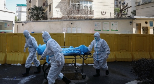 중국 후베이성 우한의 한 병원에서 직원들이 코로나19 감염증으로 숨진 환자의 시신을 옮기고 있다. 사진=EPA/연합뉴스