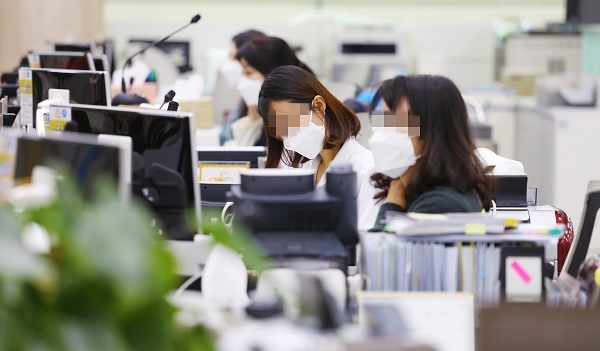 마스크 쓰고 일하는 은행 직원들. 사진=KB국민은행·연합뉴스