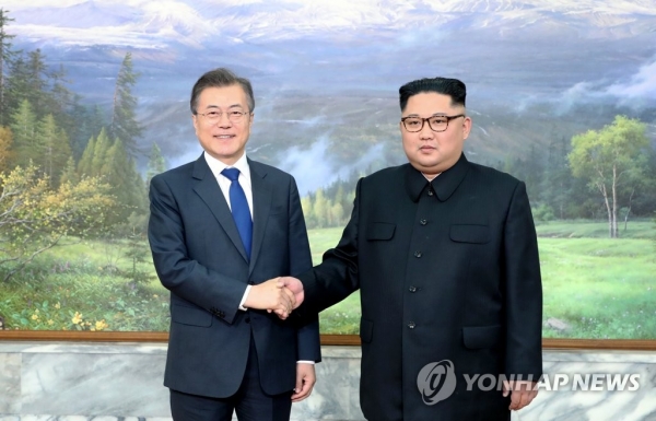 문재인 대통령과 김정은 북한 국무위원장. 자료사진= 연합뉴스