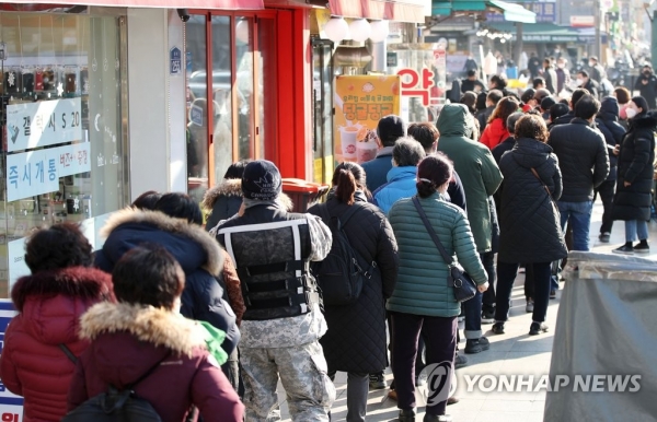 마스크 공급 5부제가 실시되기 전, 지난 주말 서울 시내에 마스크를 구입하려는 시민들이 줄 서있는 모습. 사진= 연합뉴스