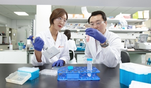 SK바이오팜 연구원들이 신약후보물질에 대해 연구개발을 진행하는 모습. /사진제공=SK바이오팜