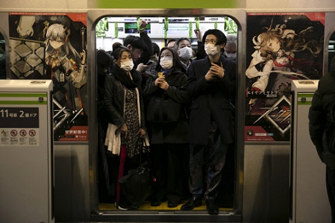 일본 도쿄의 시나가와역에서 코로나19 예방을 위해 마스크를 쓴 시민들이 지하철을 타고 있다. T사진=AP 연합뉴스