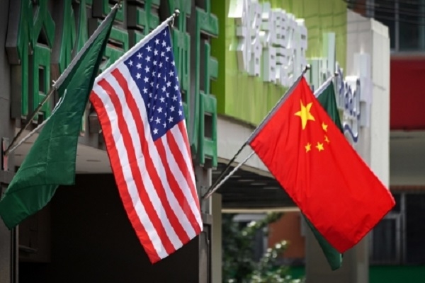 중국 베이징의 한 호텔에 미국과 중국 국기가 걸려 있다. 사진=연합뉴스