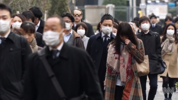 이와타 겐타로(岩田健太郞) 고베(神戶) 대학병원 감염증 내과 교수는  도쿄가 미국 내 최대 바이러스 확산지인 뉴욕의 전철을 밟을 수 있다고 경고했다. 사진=CNN