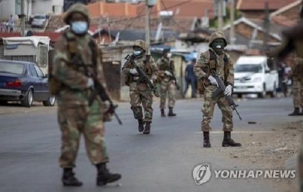 지난달 28일(현지시간) 이동제한령이 시행중인 남아프리카공화국 알렉산드라 지역에서 군인들이 순찰을 하고 있다. 사진=연합뉴스