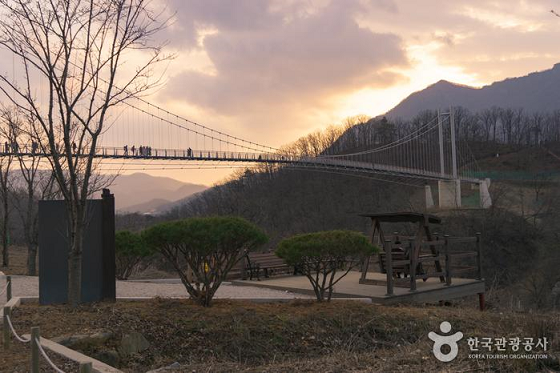 노을 지는 시간에 본 하늘다리. 사진=한국관광공사
