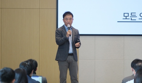 조영제 롯데쇼핑 e커머스사업부 대표가 '롯데온' 사업전략에 대해 설명하고 있다.