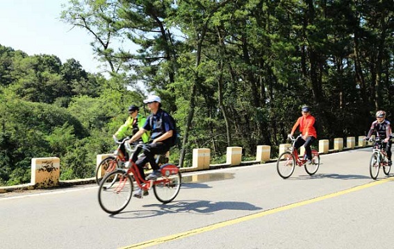 완만하게 즐길 수 있는 신도 자전거 여행. 사진=한국관광공사