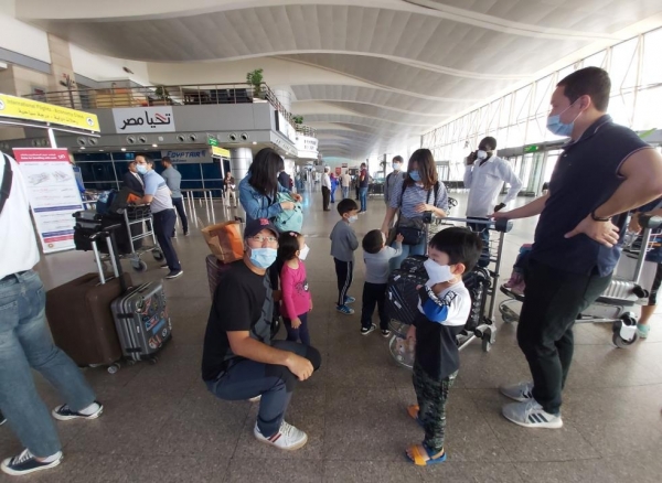 5일(현지시간) 이집트 수도 카이로의 국제공항에서 이집트에 체류해온 한국인 130여명은 전세기를 타고 한국으로 출발하기 앞서 출국 수속을 밟고 있다. 사진= 연합뉴스