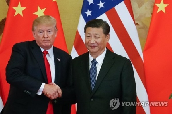 도널드 트럼프(왼쪽) 미국 대통령과 시진핑 중국 국가주석이 지난해 일본 오사카의 G20(주요 20개국) 정상회의에서 나란히 서있다. 사진=연합뉴스