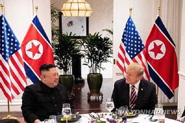 지난해 2월 베트남 하노이 북미정상 회담에서 김정은 북한 국무위원장(왼쪽)과 도널드 트럼프 미국 대통령(오른쪽)이 마주보고 있다. 사진=연합뉴스